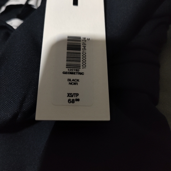 ARITZIA Elegant Black Long Sleeve V- Neck Thong Bodysuit NWT - Picture 3 of 5